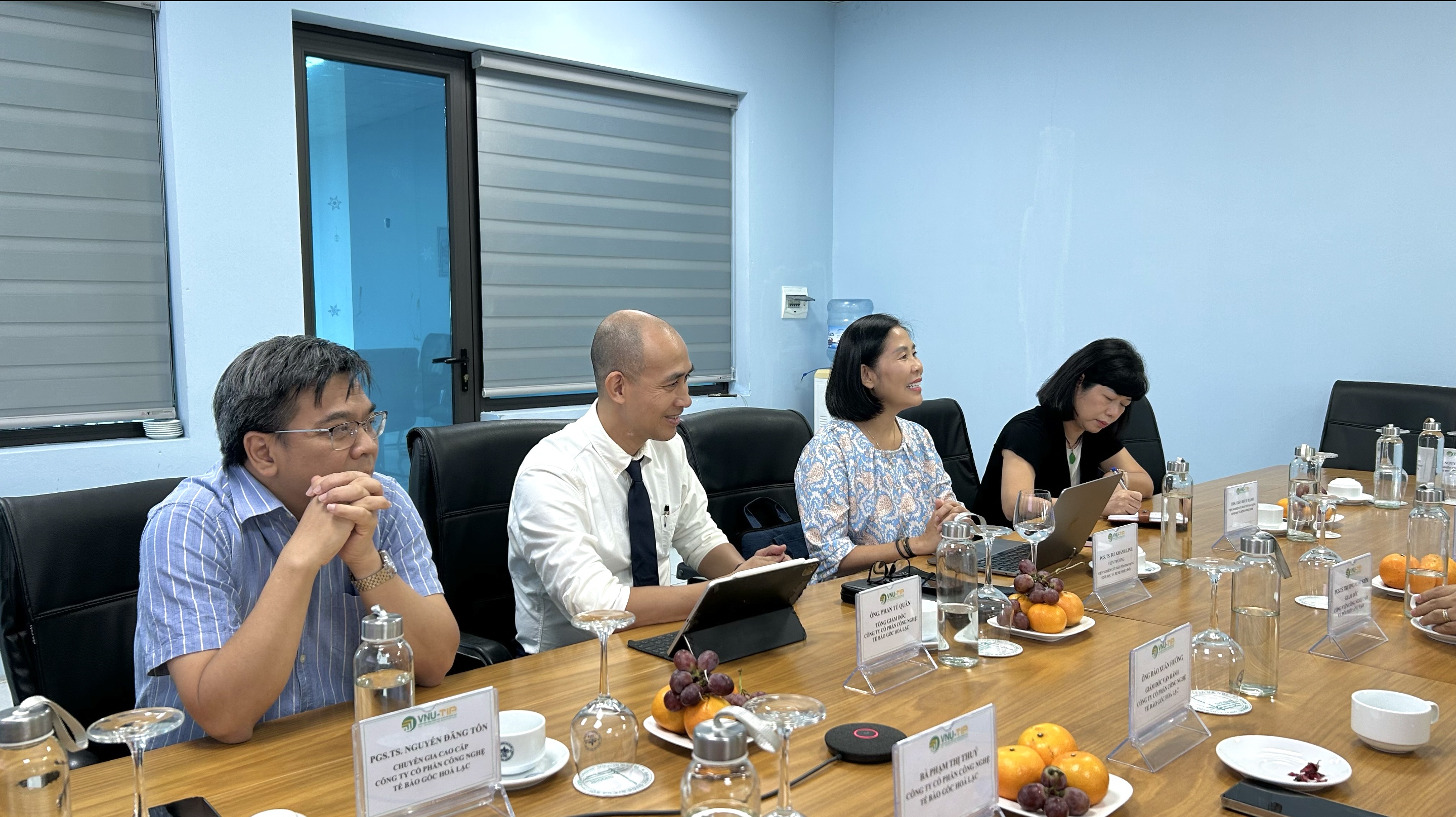 Ảnh: Ông Phan Tú Quân, Tổng Giám đốc HSC và PGS.TS. Bùi Khánh Linh, Viện trưởng BiOD phát biểu